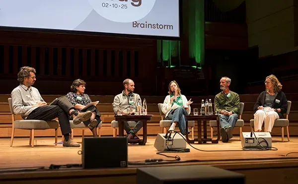 Zes pannelleden in discussie met elkaar op het podium van Coopday 2025