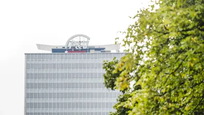 Brussel P&V-gebouw met boom