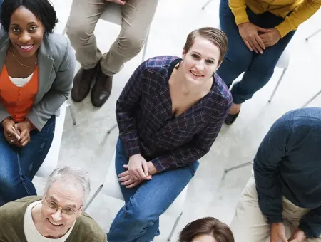 Foto van mensen die zitten en naar boven kijken